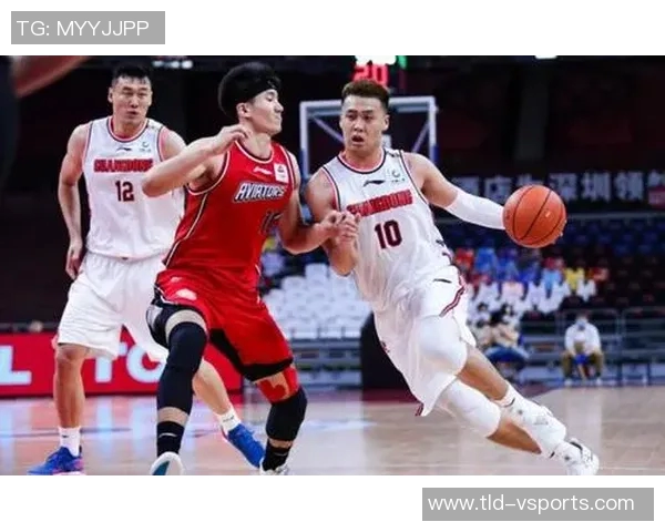 最强球童!易建联暖心为大学生捡球,展现篮球巨星的真情风采